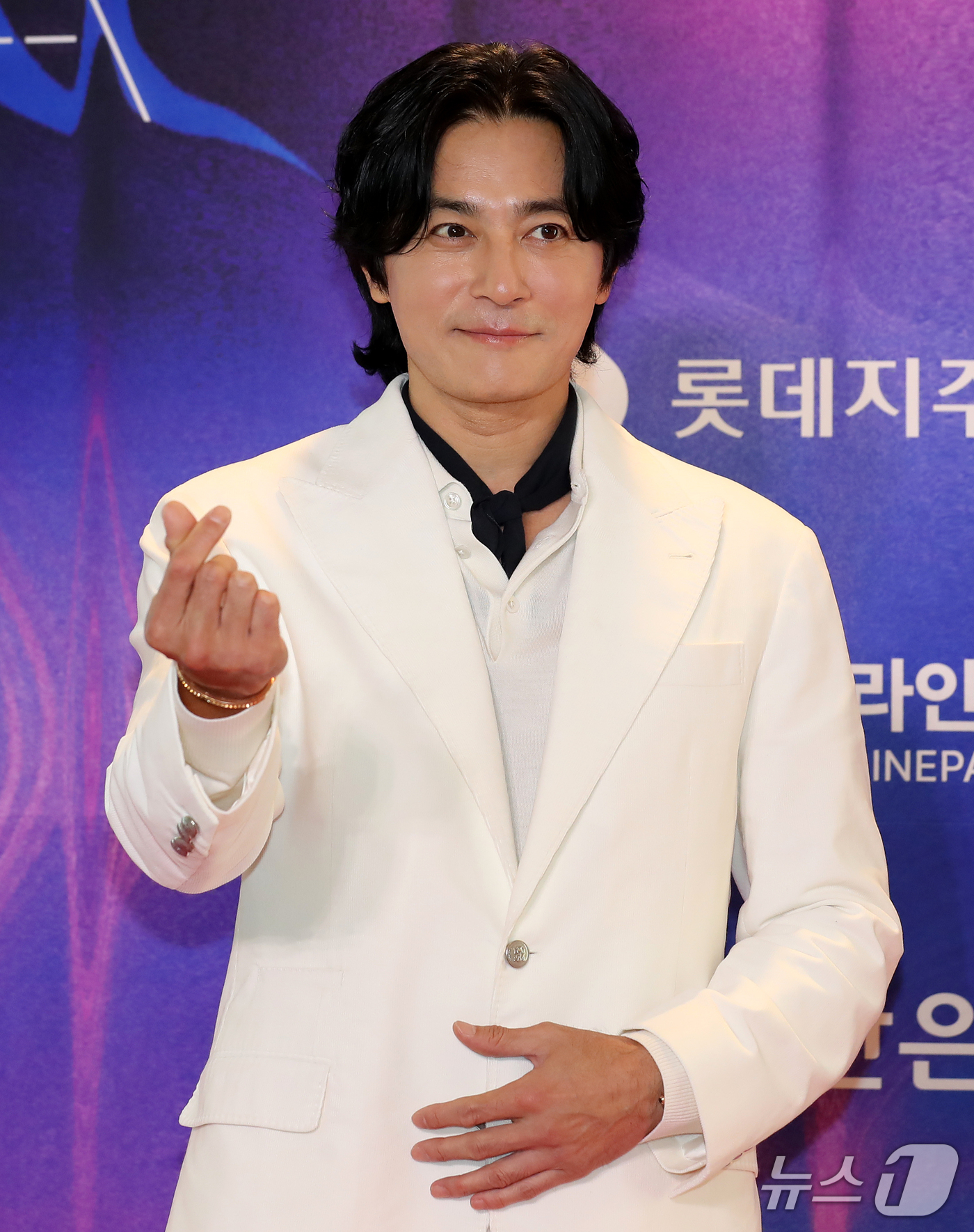 (부산=뉴스1) 윤일지 기자 = 배우 장동건이 7일 오후 부산 해운대구 시그니엘 부산에서 열린 '2026 부일영화상' 핸드프린팅 행사에 참석해 포즈를 취하고 있다. 2026.10. …