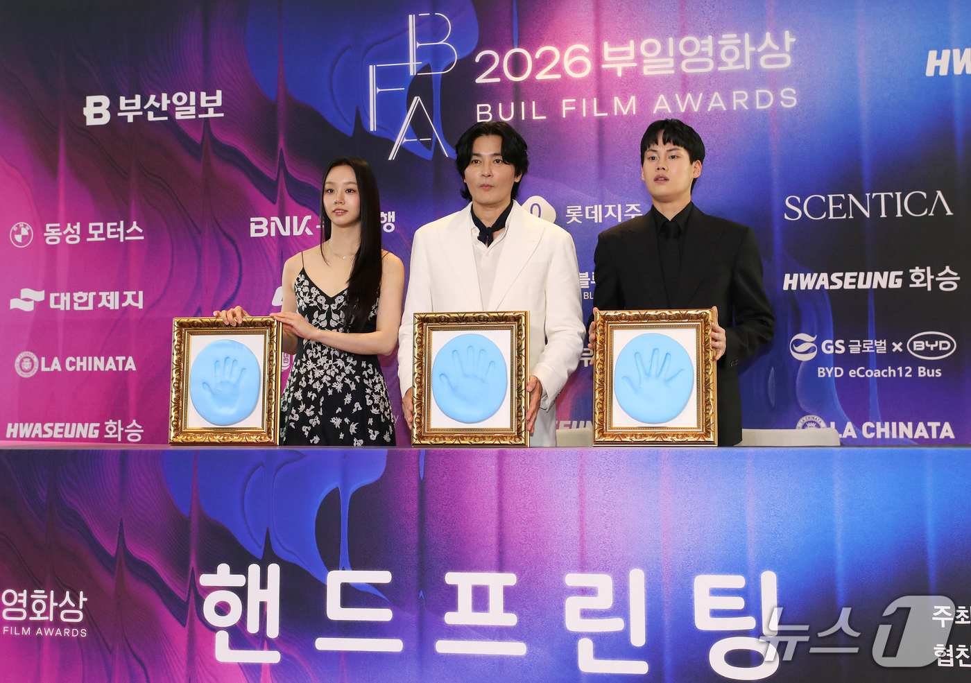 (부산=뉴스1) 윤일지 기자 = 배우 이혜리(왼쪽부터), 장동건, 최현진이 7일 오후 부산 해운대구 시그니엘 부산에서 열린 '2026 부일영화상' 핸드프린팅 행사에 참석해 기념촬영 …