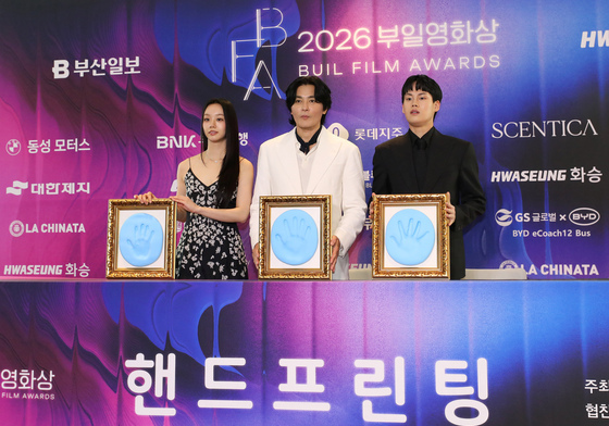 부일영화상 핸드프린팅하는 이혜리·장동건·최현진