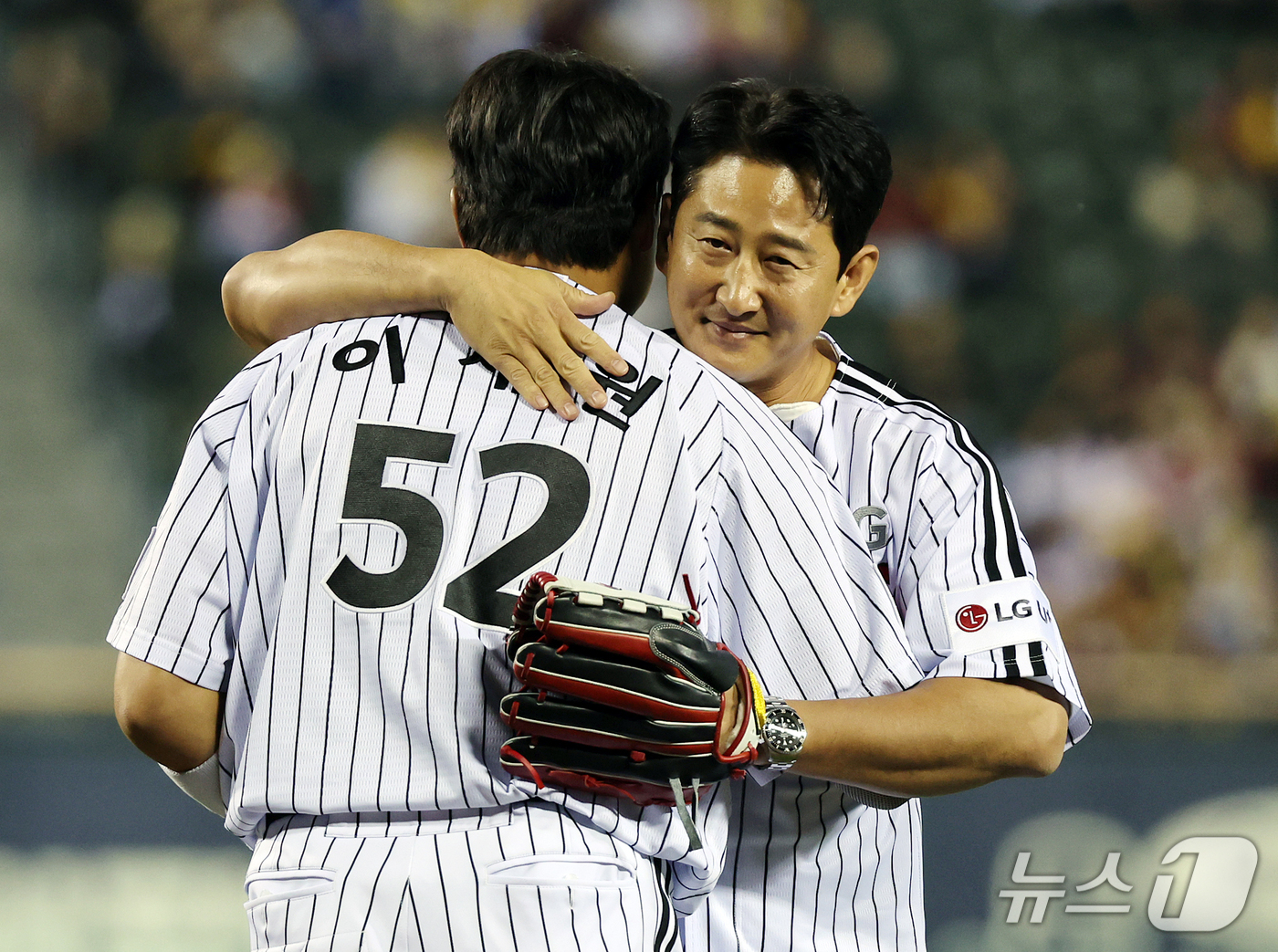 (서울=뉴스1) 김진환 기자 = 7일 오후 서울 송파구 잠실야구장에서 열리는 프로야구 '2026 신한은행 SOL KBO리그' 두산 베어스와 LG 트윈스의 경기를 앞두고 LG 레전드 …
