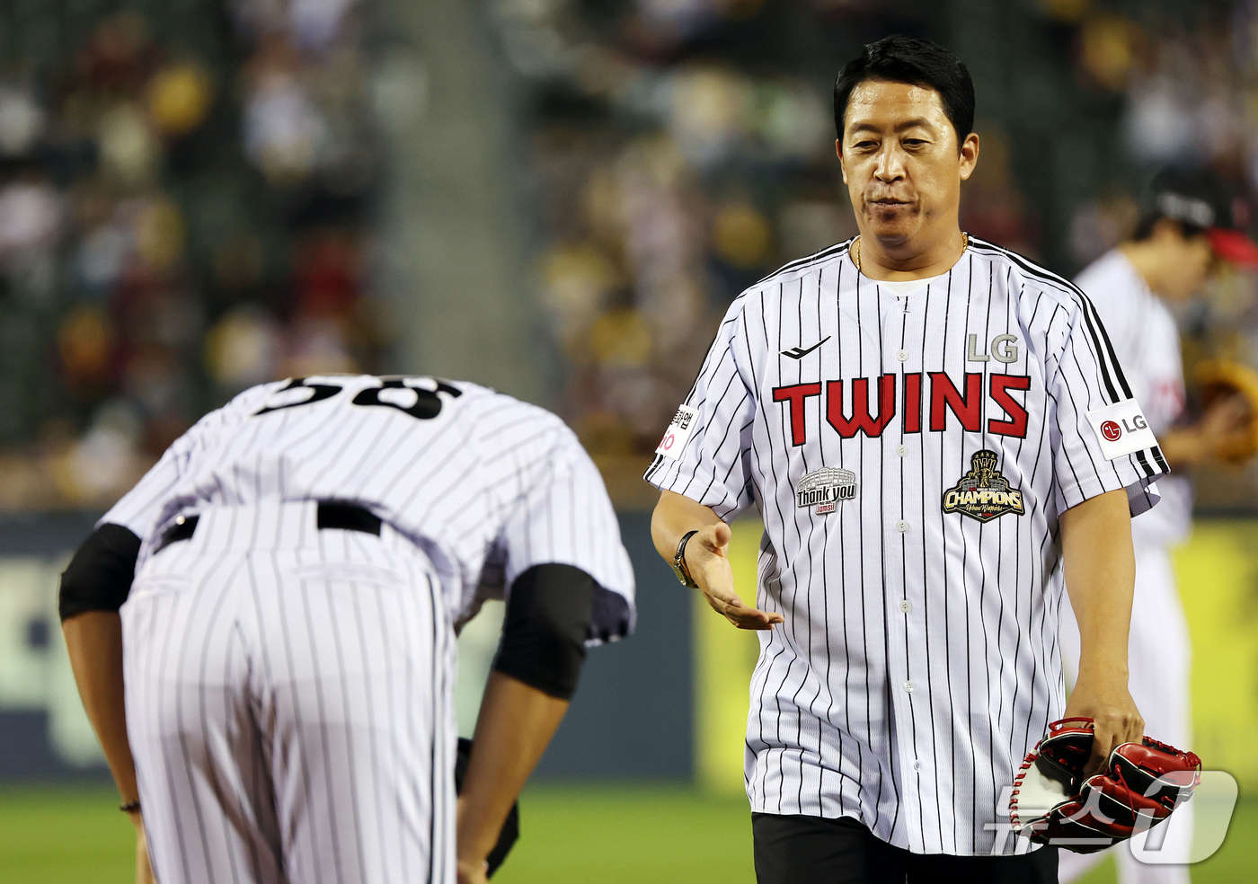 (서울=뉴스1) 김진환 기자 = 7일 오후 서울 송파구 잠실야구장에서 열리는 프로야구 '2026 신한은행 SOL KBO리그' 두산 베어스와 LG 트윈스의 경기를 앞두고 LG 이병규 …