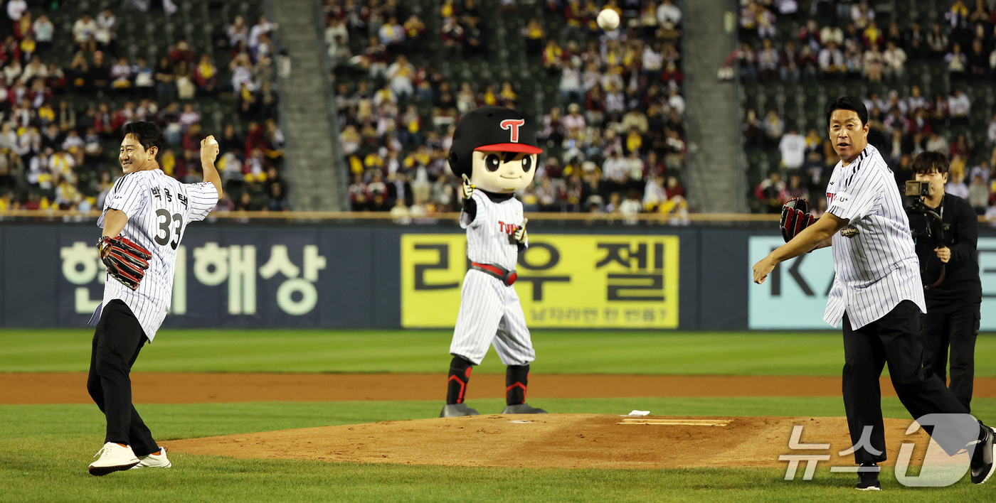 (서울=뉴스1) 김진환 기자 = 7일 오후 서울 송파구 잠실야구장에서 열리는 프로야구 '2026 신한은행 SOL KBO리그' 두산 베어스와 LG 트윈스의 경기를 앞두고 LG 레전드 …
