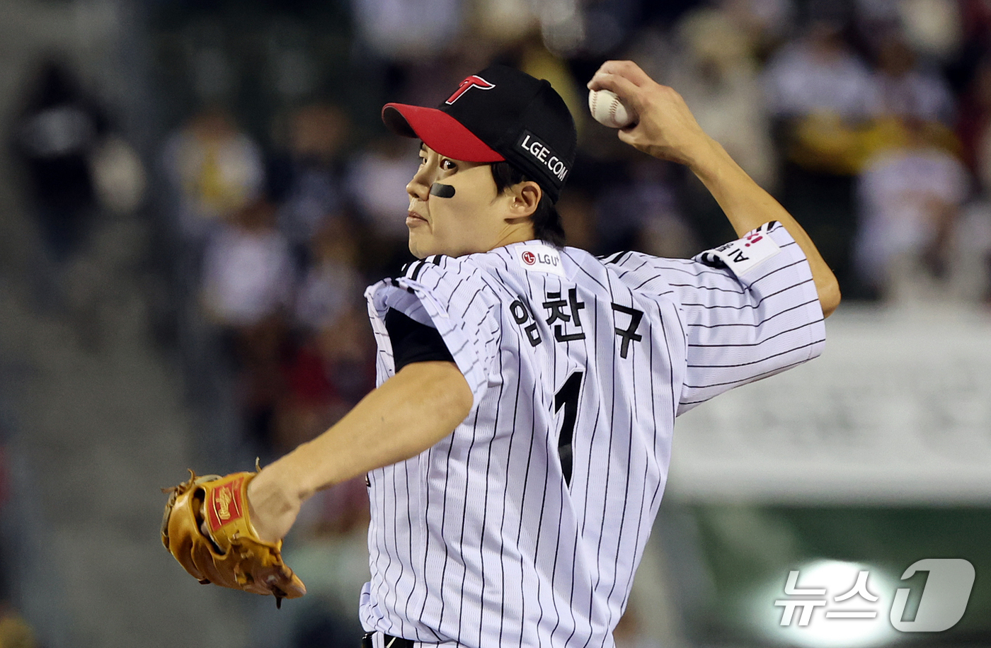 (서울=뉴스1) 김진환 기자 = 7일 오후 서울 송파구 잠실야구장에서 열린 프로야구 '2026 신한은행 SOL KBO리그' 두산 베어스와 LG 트윈스의 경기, LG 선발 임찬규가 …