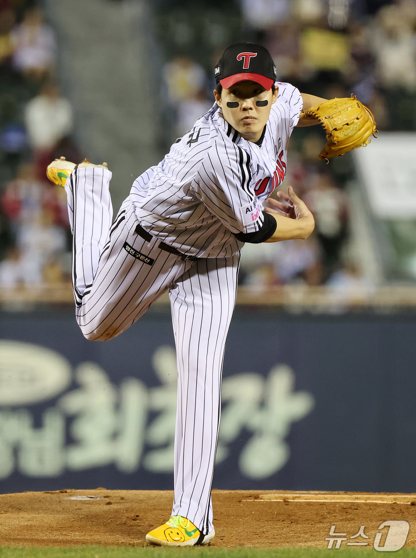(서울=뉴스1) 김진환 기자 = 7일 오후 서울 송파구 잠실야구장에서 열린 프로야구 '2026 신한은행 SOL KBO리그' 두산 베어스와 LG 트윈스의 경기, LG 선발 임찬규가 …