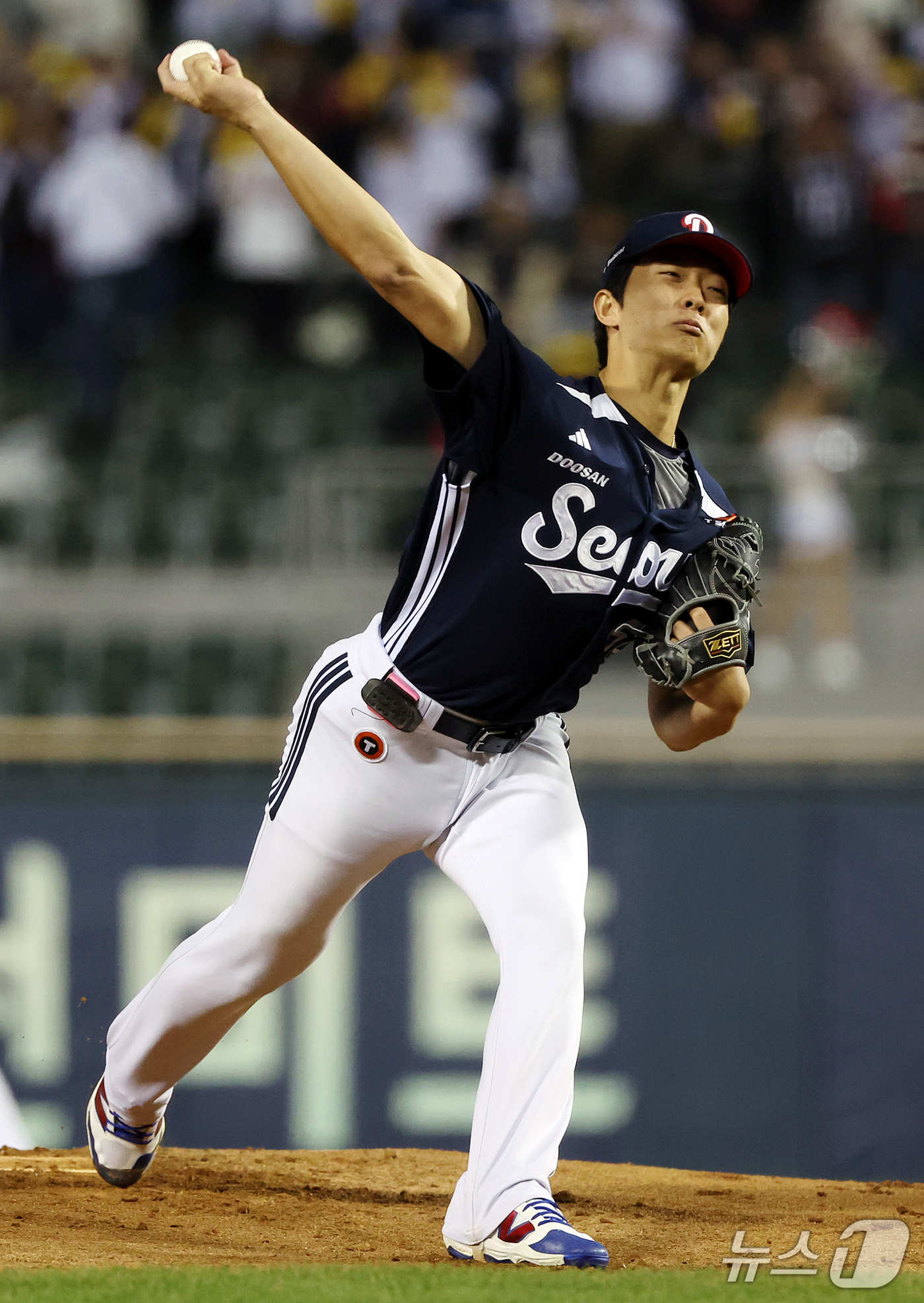 (서울=뉴스1) 김진환 기자 = 7일 오후 서울 송파구 잠실야구장에서 열린 프로야구 '2026 신한은행 SOL KBO리그' 두산 베어스와 LG 트윈스의 경기, 두산 선발 최민석이 …