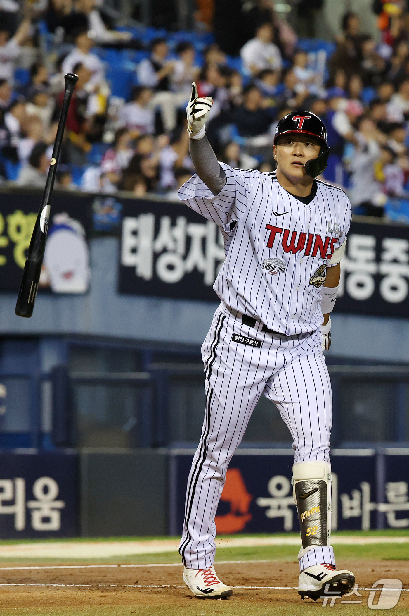 (서울=뉴스1) 김진환 기자 = 7일 오후 서울 송파구 잠실야구장에서 열린 프로야구 '2026 신한은행 SOL KBO리그' 두산 베어스와 LG 트윈스의 경기, LG 이재원이 2회말 …
