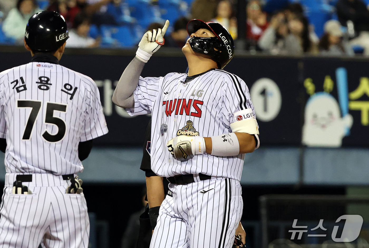 (서울=뉴스1) 김진환 기자 = 7일 오후 서울 송파구 잠실야구장에서 열린 프로야구 '2026 신한은행 SOL KBO리그' 두산 베어스와 LG 트윈스의 경기, LG 이재원이 2회말 …