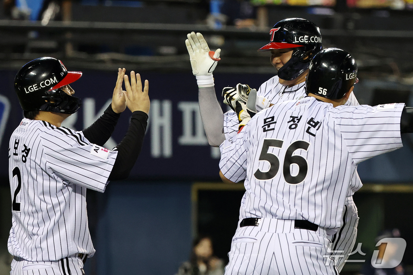 (서울=뉴스1) 김진환 기자 = 7일 오후 서울 송파구 잠실야구장에서 열린 프로야구 '2026 신한은행 SOL KBO리그' 두산 베어스와 LG 트윈스의 경기, LG 이재원이 2회말 …