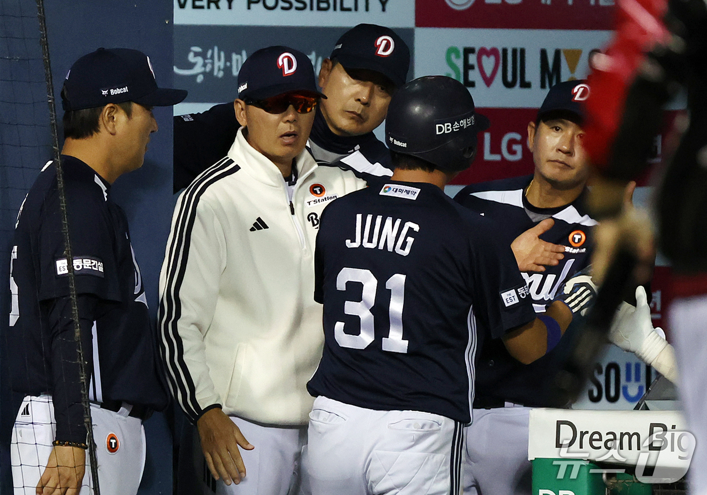 (서울=뉴스1) 김진환 기자 = 7일 오후 서울 송파구 잠실야구장에서 열린 프로야구 '2026 신한은행 SOL KBO리그' 두산 베어스와 LG 트윈스의 경기, 두산 김원형 감독이 …