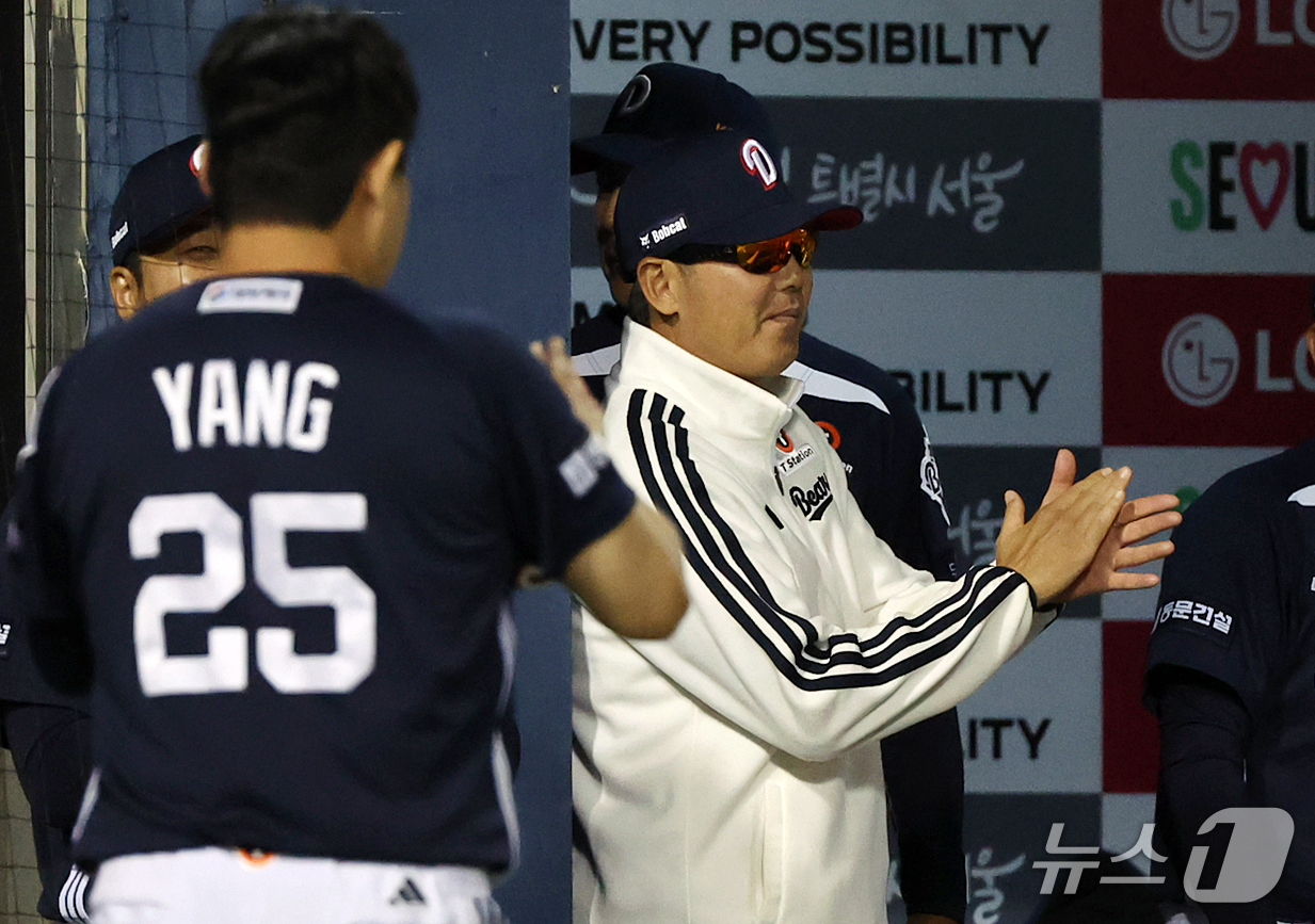 (서울=뉴스1) 김진환 기자 = 7일 오후 서울 송파구 잠실야구장에서 열린 프로야구 '2026 신한은행 SOL KBO리그' 두산 베어스와 LG 트윈스의 경기, 두산 김원형 감독이 …
