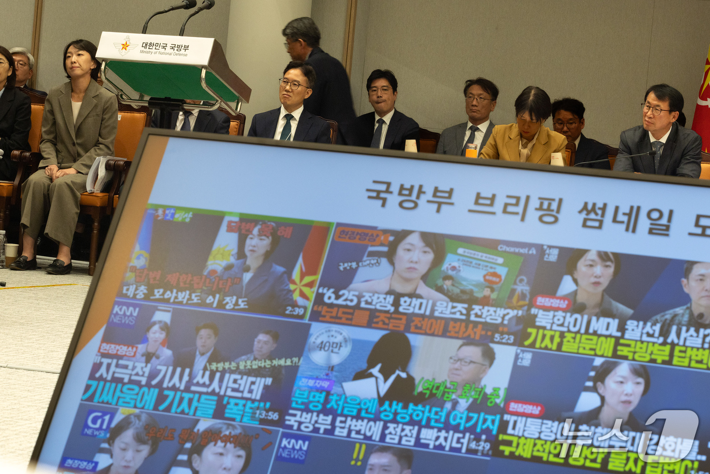 (서울=뉴스1) 국회사진기자단 = 천하람 개혁신당 의원이 7일 서울 용산구 국방부에서 열린 국회 국방위원회 국정감사에서 국방부 브리핑에 대한 질의를 하고 있는 가운데 정빛나 대변인 …