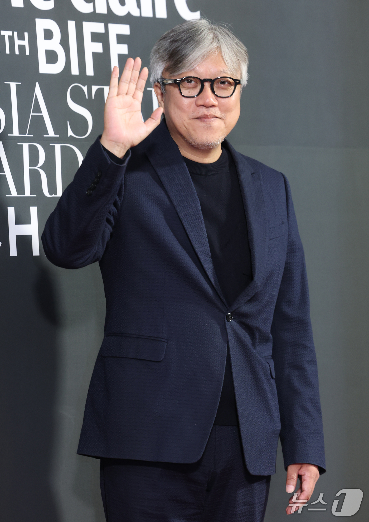 (부산=뉴스1) 권현진 기자 = 최동훈 감독이 7일 부산 해운대구 중동 파라다이스 호텔에서 열린 ‘2026 마리끌레르 아시아스타어워즈’에 참석해 포즈를 취하고 있다. 2026.10 …