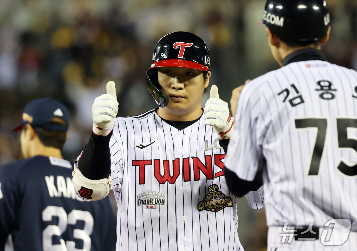 (서울=뉴스1) 김진환 기자 = 7일 오후 서울 송파구 잠실야구장에서 열린 프로야구 '2026 신한은행 SOL KBO리그' 두산 베어스와 LG 트윈스의 경기, LG 문보경이 3회말 …