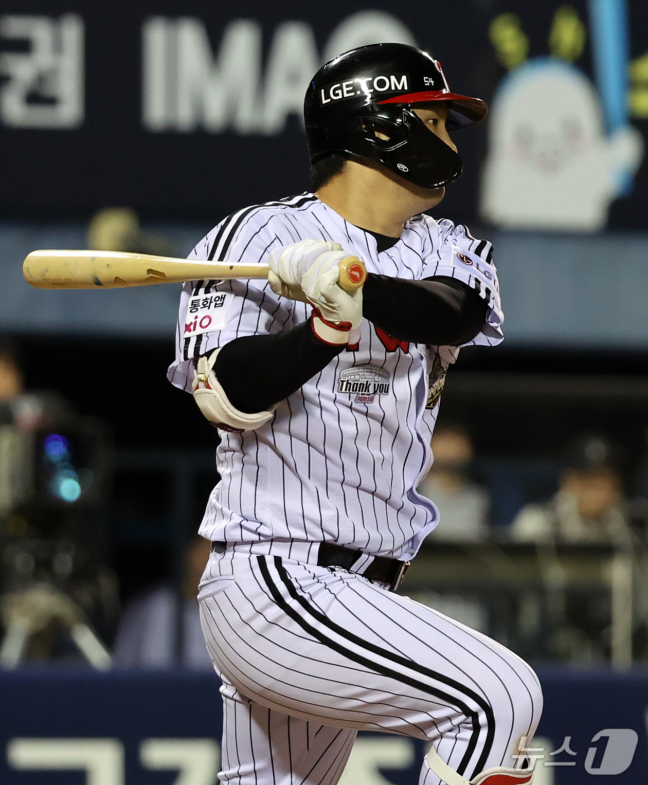 (서울=뉴스1) 김진환 기자 = 7일 오후 서울 송파구 잠실야구장에서 열린 프로야구 '2026 신한은행 SOL KBO리그' 두산 베어스와 LG 트윈스의 경기, LG 문보경이 3회말 …