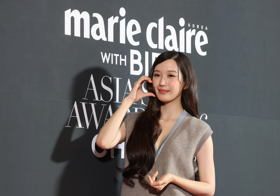 문가영, 허벅지까지 흘러내린 벨트