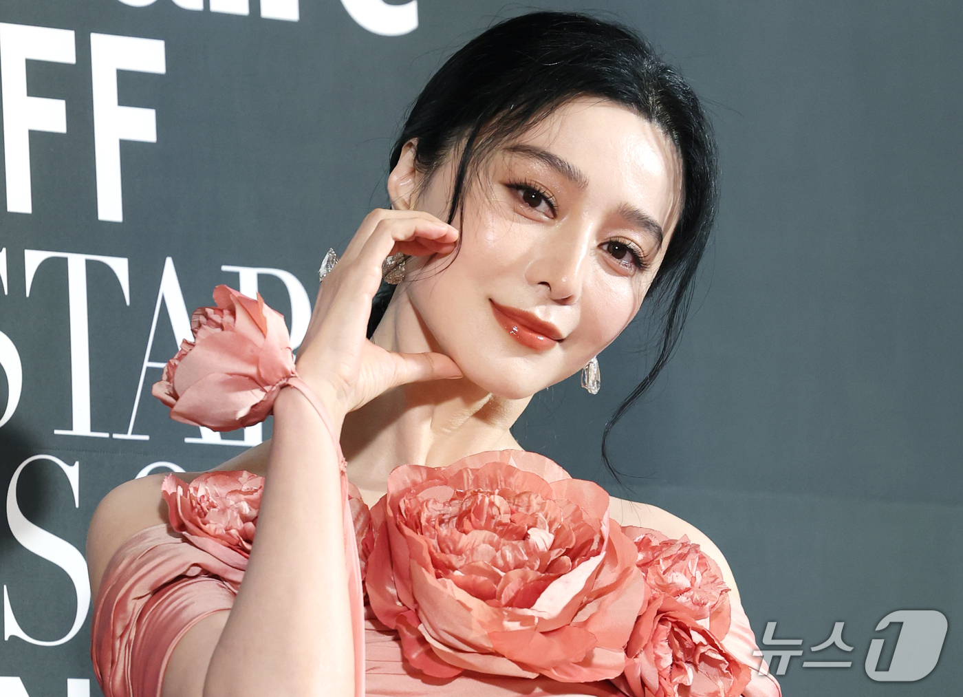 (부산=뉴스1) 권현진 기자 = 배우 판빙빙이 7일 부산 해운대구 중동 파라다이스 호텔에서 열린 ‘2026 마리끌레르 아시아스타어워즈’에 참석해 포즈를 취하고 있다. 2026.10 …