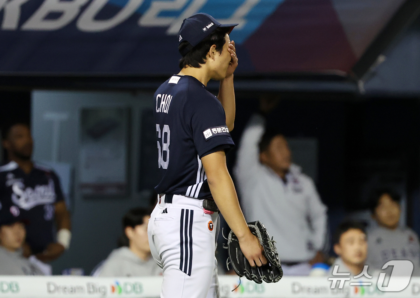 (서울=뉴스1) 김진환 기자 = 7일 오후 서울 송파구 잠실야구장에서 열린 프로야구 '2026 신한은행 SOL KBO리그' 두산 베어스와 LG 트윈스의 경기, 두산 선발 최민석이 …
