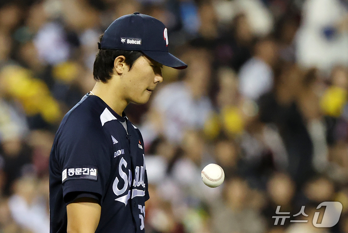 (서울=뉴스1) 김진환 기자 = 7일 오후 서울 송파구 잠실야구장에서 열린 프로야구 '2026 신한은행 SOL KBO리그' 두산 베어스와 LG 트윈스의 경기, 두산 선발 최민석이 …