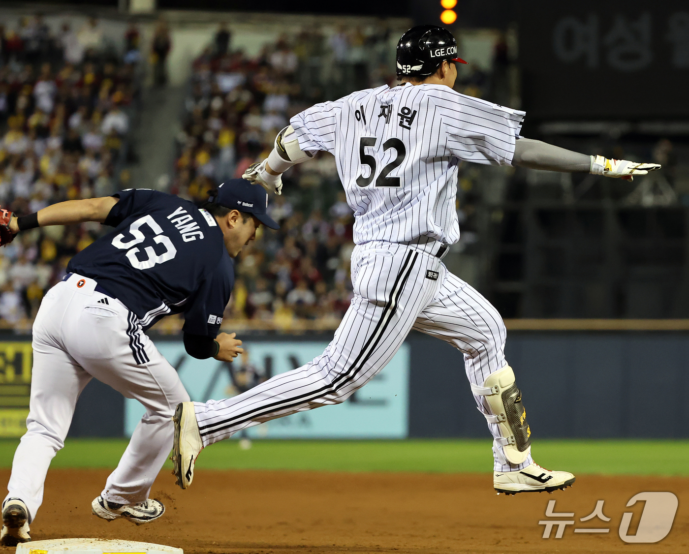(서울=뉴스1) 김진환 기자 = 7일 오후 서울 송파구 잠실야구장에서 열린 프로야구 '2026 신한은행 SOL KBO리그' 두산 베어스와 LG 트윈스의 경기, LG 이재원이 5회말 …