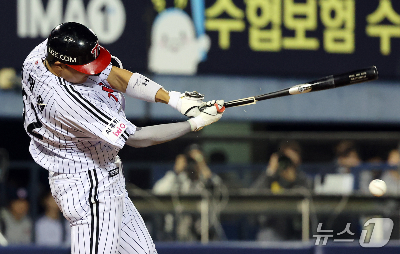 (서울=뉴스1) 김진환 기자 = 7일 오후 서울 송파구 잠실야구장에서 열린 프로야구 '2026 신한은행 SOL KBO리그' 두산 베어스와 LG 트윈스의 경기, LG 이재원이 5회말 …
