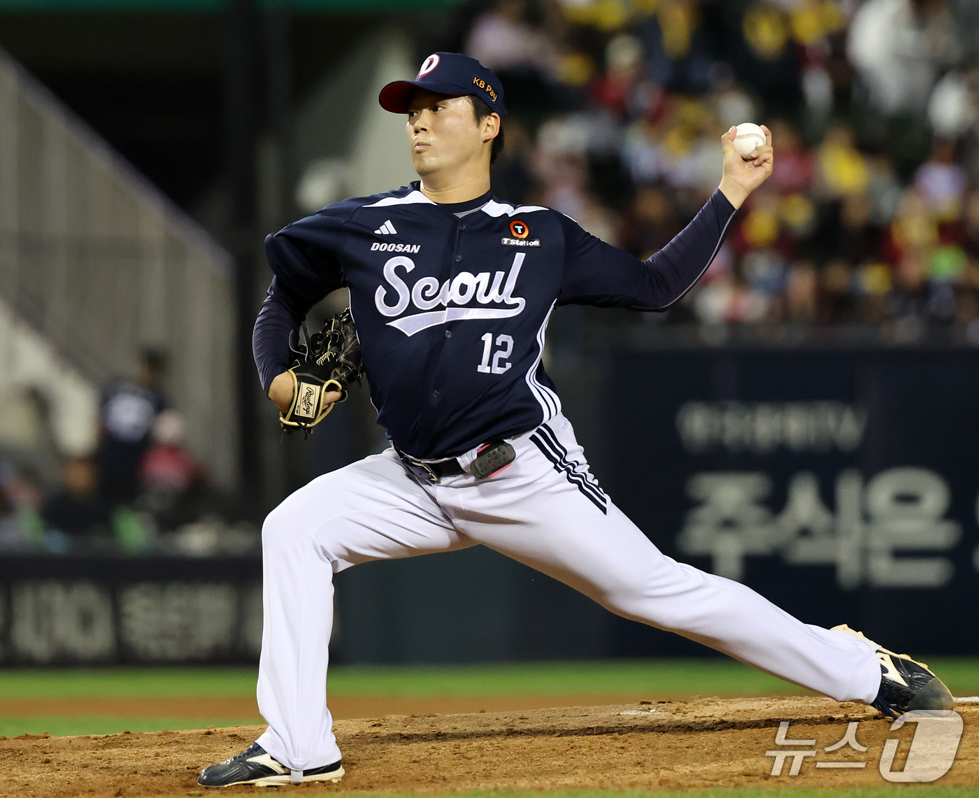 (서울=뉴스1) 김진환 기자 = 7일 오후 서울 송파구 잠실야구장에서 열린 프로야구 '2026 신한은행 SOL KBO리그' 두산 베어스와 LG 트윈스의 경기, 두산 타카다가 6회말 …