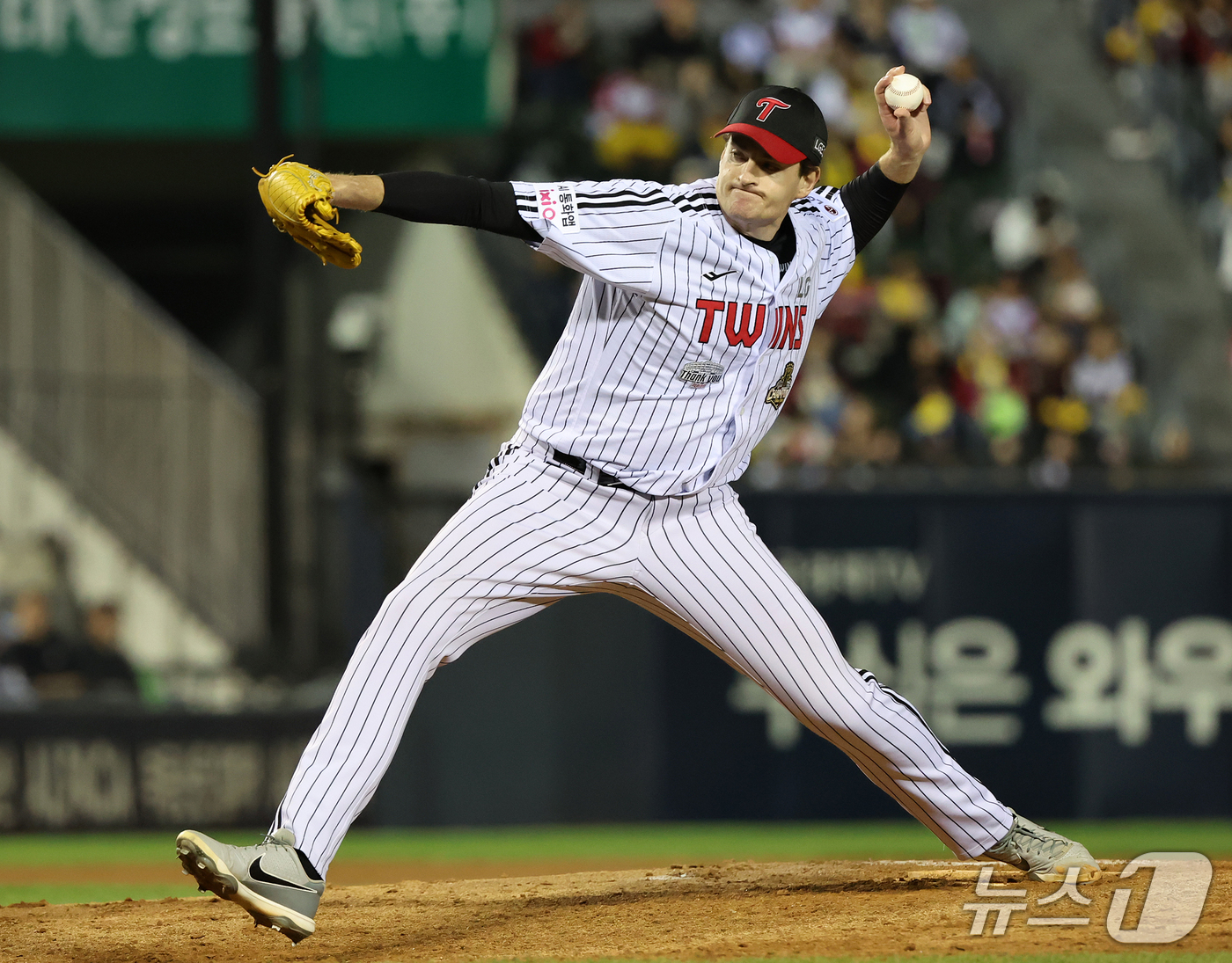 (서울=뉴스1) 김진환 기자 = 7일 오후 서울 송파구 잠실야구장에서 열린 프로야구 '2026 신한은행 SOL KBO리그' 두산 베어스와 LG 트윈스의 경기, LG 케네디가 7회초 …