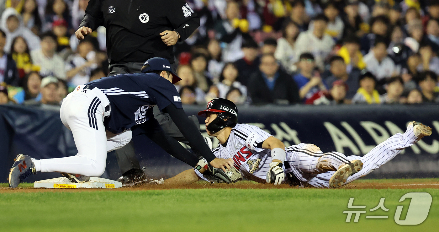 (서울=뉴스1) 김진환 기자 = 7일 오후 서울 송파구 잠실야구장에서 열린 프로야구 '2026 신한은행 SOL KBO리그' 두산 베어스와 LG 트윈스의 경기, LG 구본혁이 8회말 …