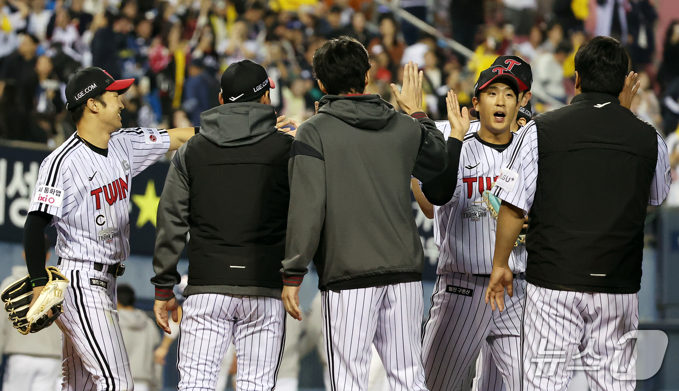 (서울=뉴스1) 김진환 기자 = 7일 오후 서울 송파구 잠실야구장에서 열린 프로야구 '2026 신한은행 SOL KBO리그' 두산 베어스와 LG 트윈스의 경기, 7대5로 승리한 LG …