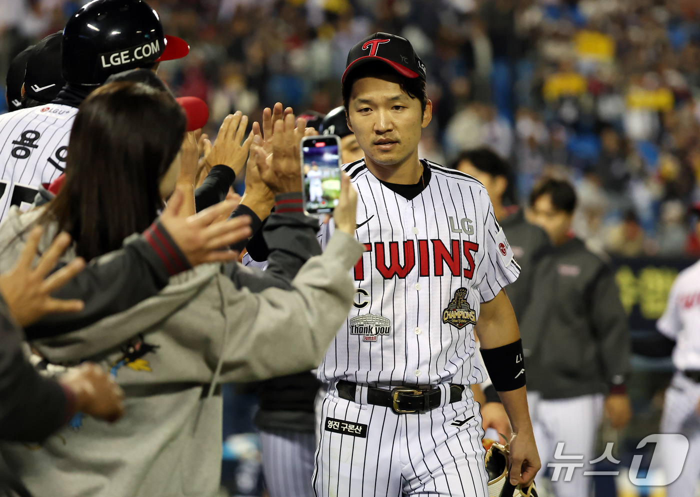 (서울=뉴스1) 김진환 기자 = 7일 오후 서울 송파구 잠실야구장에서 열린 프로야구 '2026 신한은행 SOL KBO리그' 두산 베어스와 LG 트윈스의 경기, 7대5로 승리한 LG …