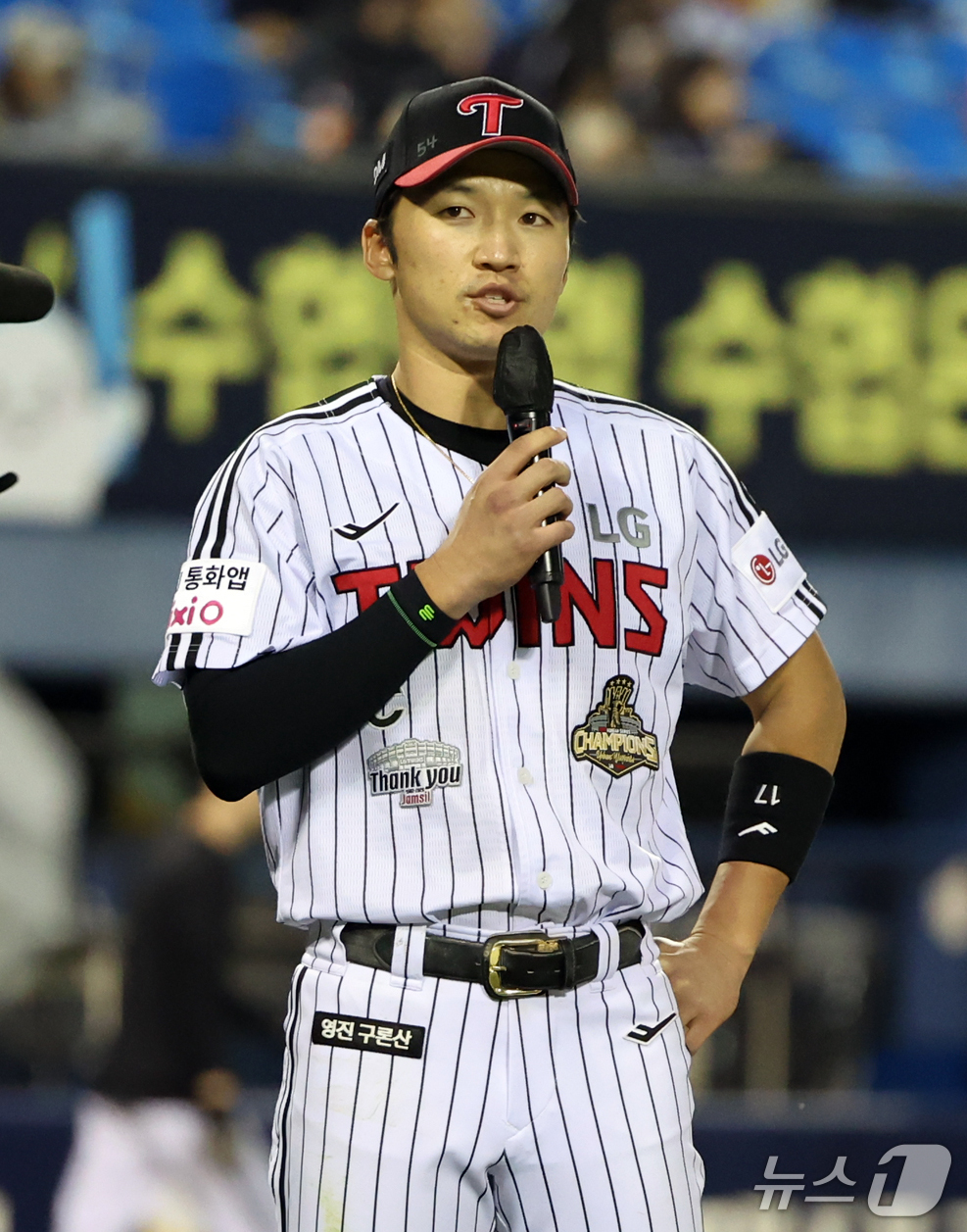 (서울=뉴스1) 김진환 기자 = 7일 오후 서울 송파구 잠실야구장에서 열린 프로야구 '2026 신한은행 SOL KBO리그' 두산 베어스와 LG 트윈스의 경기, 7대5로 승리한 LG …