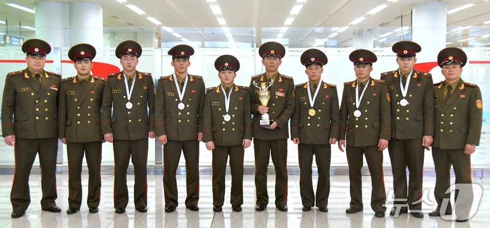 (평양 노동신문=뉴스1) = 북한 노동당 기관지 노동신문은 8일 "러시아에서 진행된 제4차 국제 군대 레슬링 경기대회에 참가한 우리 선수들이 7일 귀국했다"라고 보도했다. [국내에 …