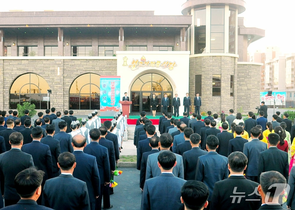 (평양 노동신문=뉴스1) = 북한 노동당 기관지 노동신문은 8일 "당의 손길 아래 날로 전변되는 항구문화도시 남포시의 자랑을 더해주며 불고기전문식당이 대중봉사기지로 번듯하게 일떠서 …