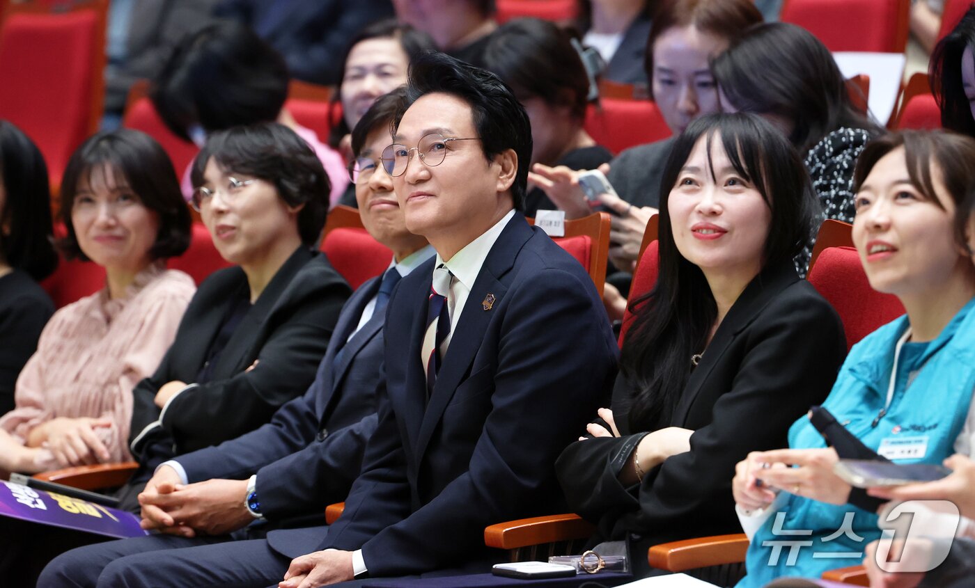 본문 이미지 - 안민석 경기교육감이 7일 경기도교육청 남부청사에서 열린 '문제를 넘어 해법으로' 교육현안 열린토론회에서 현장 교사들과 함께하고 있다. (경기도교육청 제공)