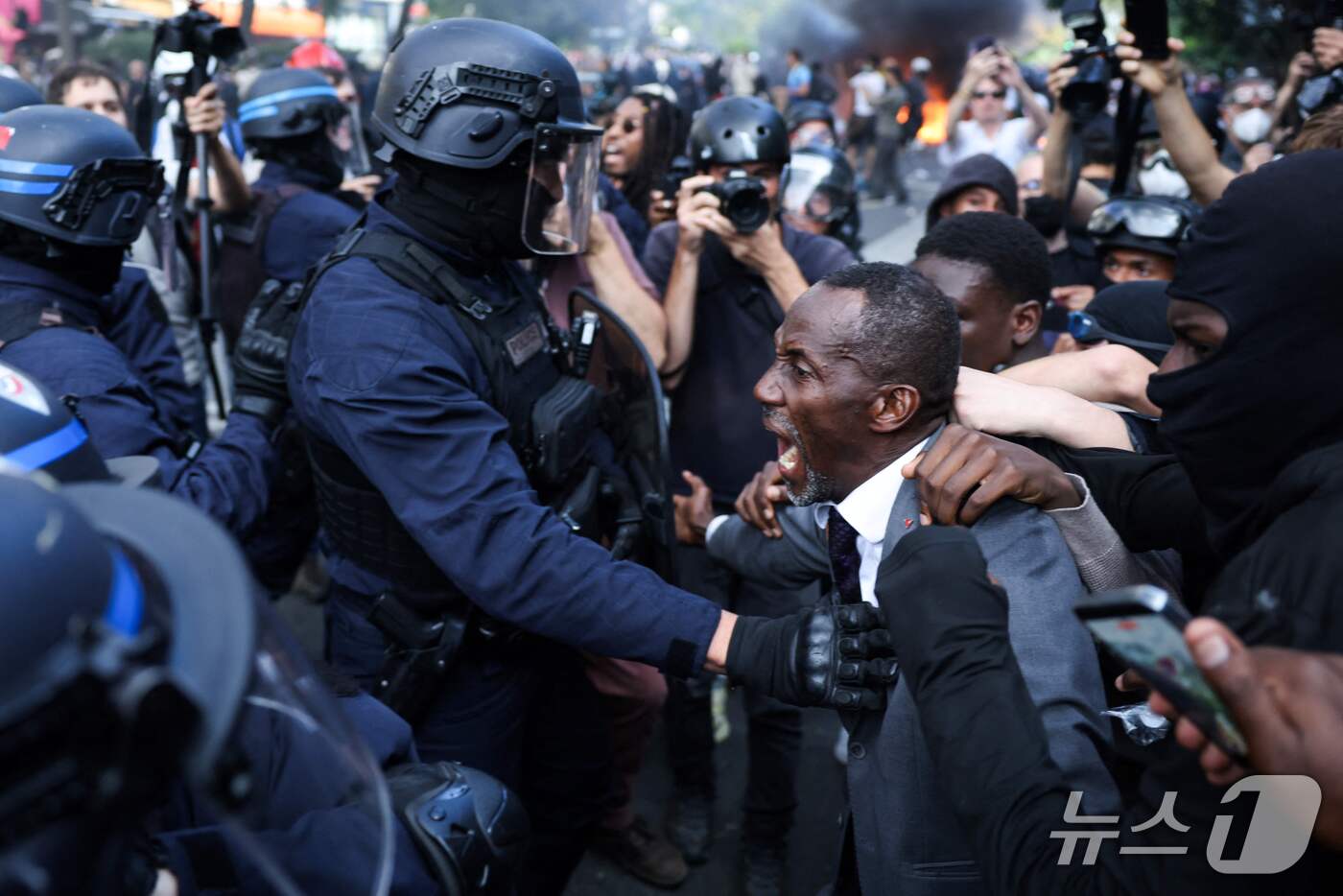 (파리 AFP=뉴스1) 김범수 기자 = 6일(현지시간) 프랑스 파리에서 확산된 교육환경 개선 시위 현장에서 발리 바가요코 생드니 시장이 경찰 앞을 가로막고 있다. 프랑스에서는 지난 …