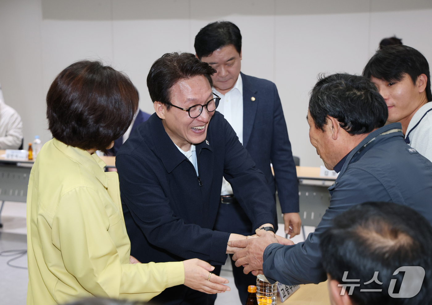 (안성=뉴스1) 김영운 기자 = 김민석 더불어민주당 대표가 8일 경기 안성시 미양면행정복지센터에서 열린 농업인 간담회에 앞서 참석자들과 인사를 하고 있다. 2026.10.8/뉴스1 …