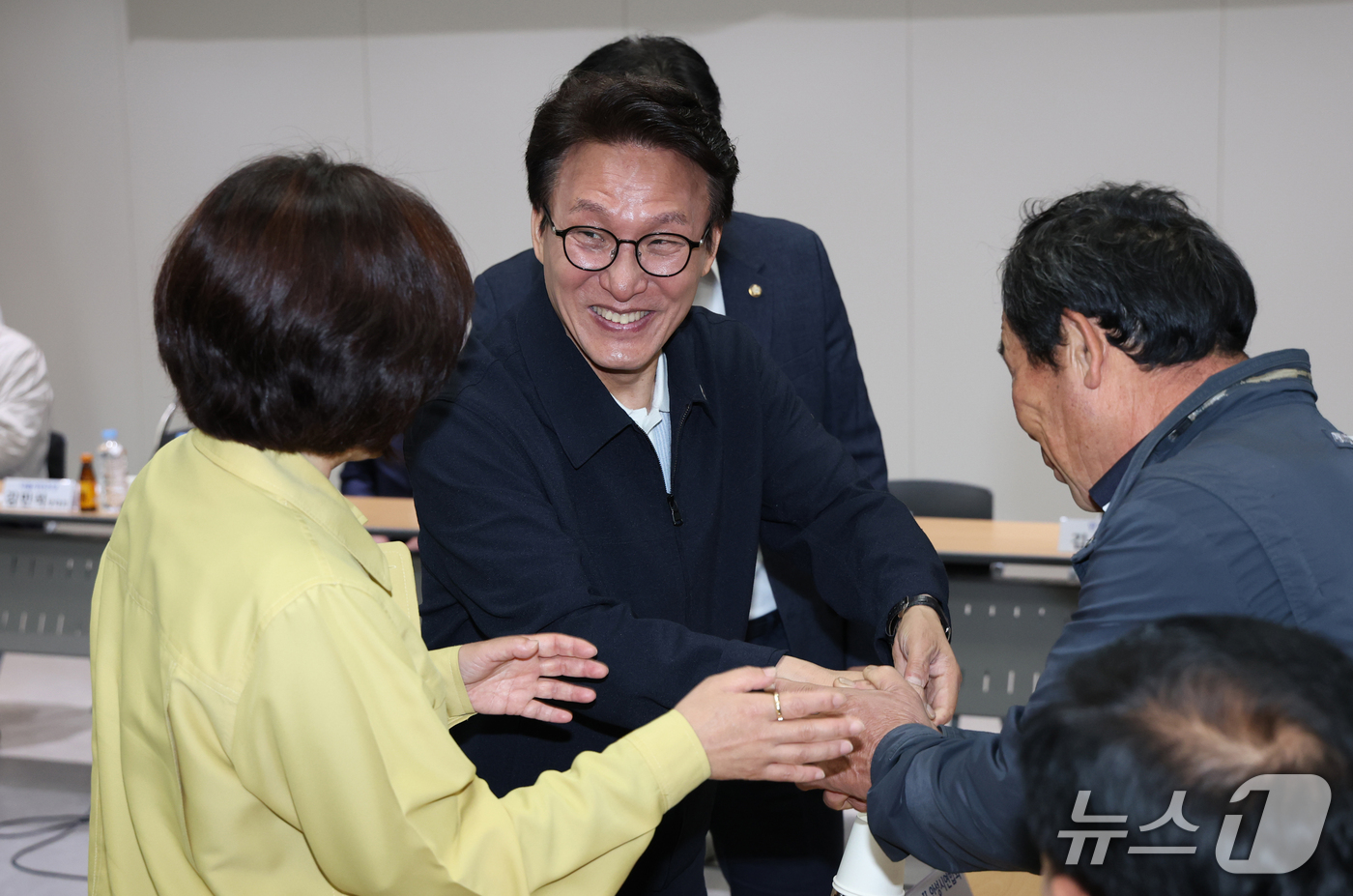 (안성=뉴스1) 김영운 기자 = 김민석 더불어민주당 대표가 8일 경기 안성시 미양면행정복지센터에서 열린 농업인 간담회에 앞서 참석자들과 인사를 하고 있다. 2026.10.8/뉴스1 …