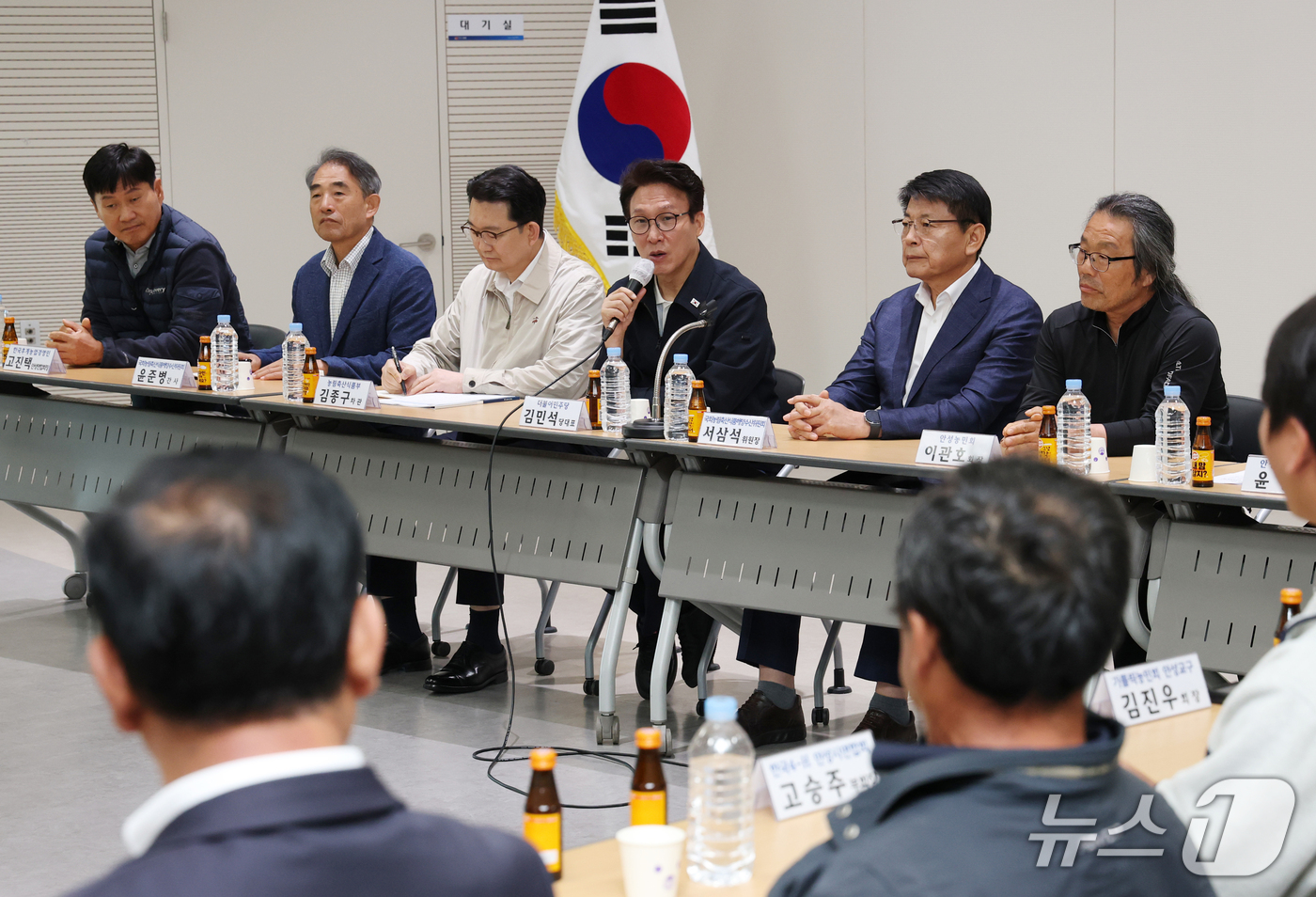 (안성=뉴스1) 김영운 기자 = 김민석 더불어민주당 대표가 8일 경기 안성시 미양면행정복지센터에서 열린 농업인 간담회에서 인사말을 하고 있다. 2026.10.8/뉴스1