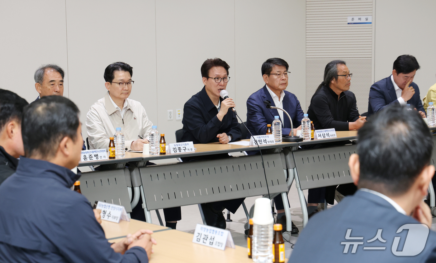 (안성=뉴스1) 김영운 기자 = 김민석 더불어민주당 대표가 8일 경기 안성시 미양면행정복지센터에서 열린 농업인 간담회에서 인사말을 하고 있다. 2026.10.8/뉴스1