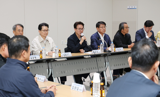 안성 농민들 만나 간담회 하는 김민석 대표