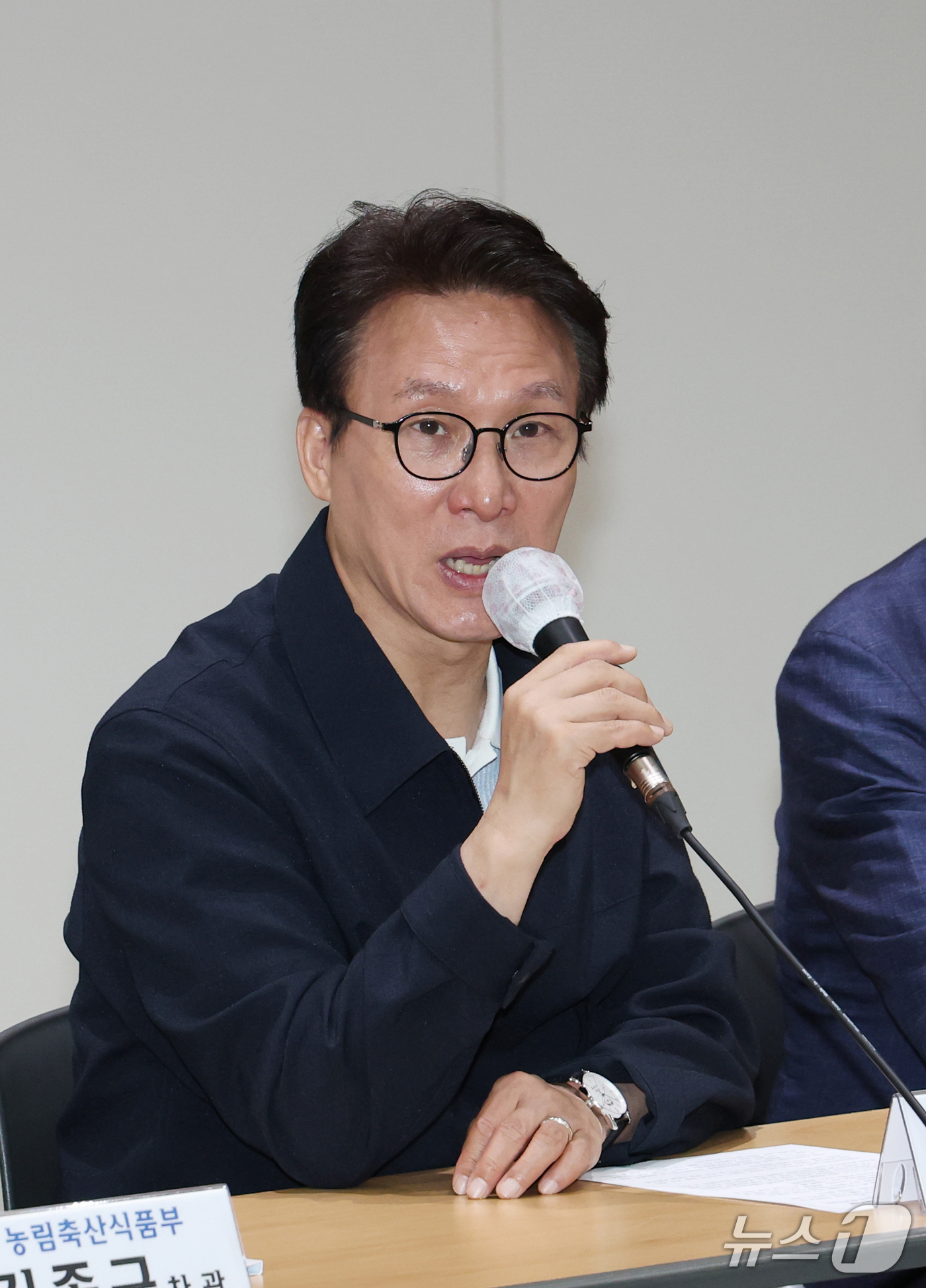 (안성=뉴스1) 김영운 기자 = 김민석 더불어민주당 대표가 8일 경기 안성시 미양면행정복지센터에서 열린 농업인 간담회에서 인사말을 하고 있다. 2026.10.8/뉴스1