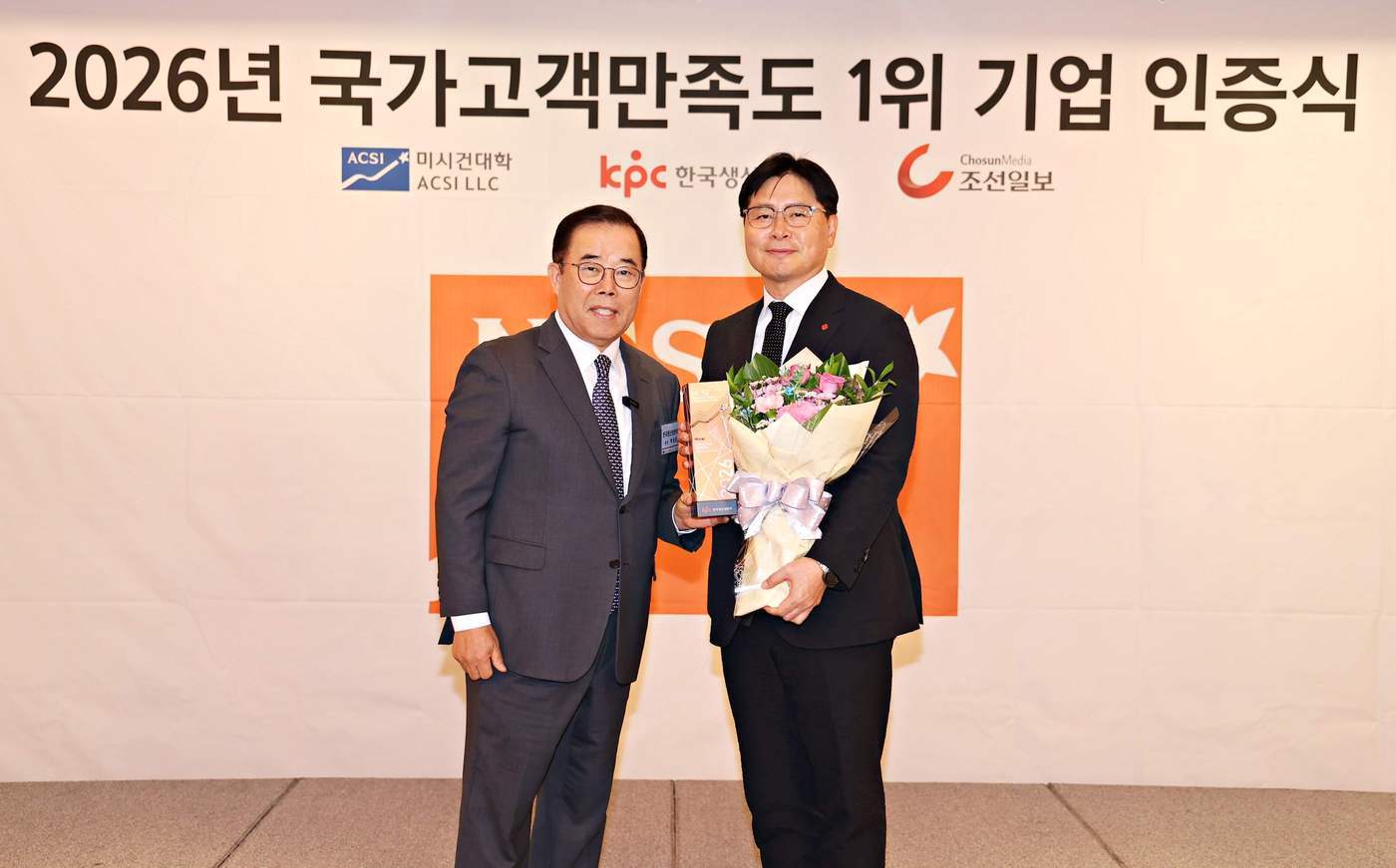 본문 이미지 -  7일 2026 국가고객만족도조사(NCSI)시상식에서 (왼쪽부터)박성중 한국생산성본부 회장과 이원택 롯데GRS 대표이사가 기념 촬영을 하고 있다.(롯데GRS 제공)