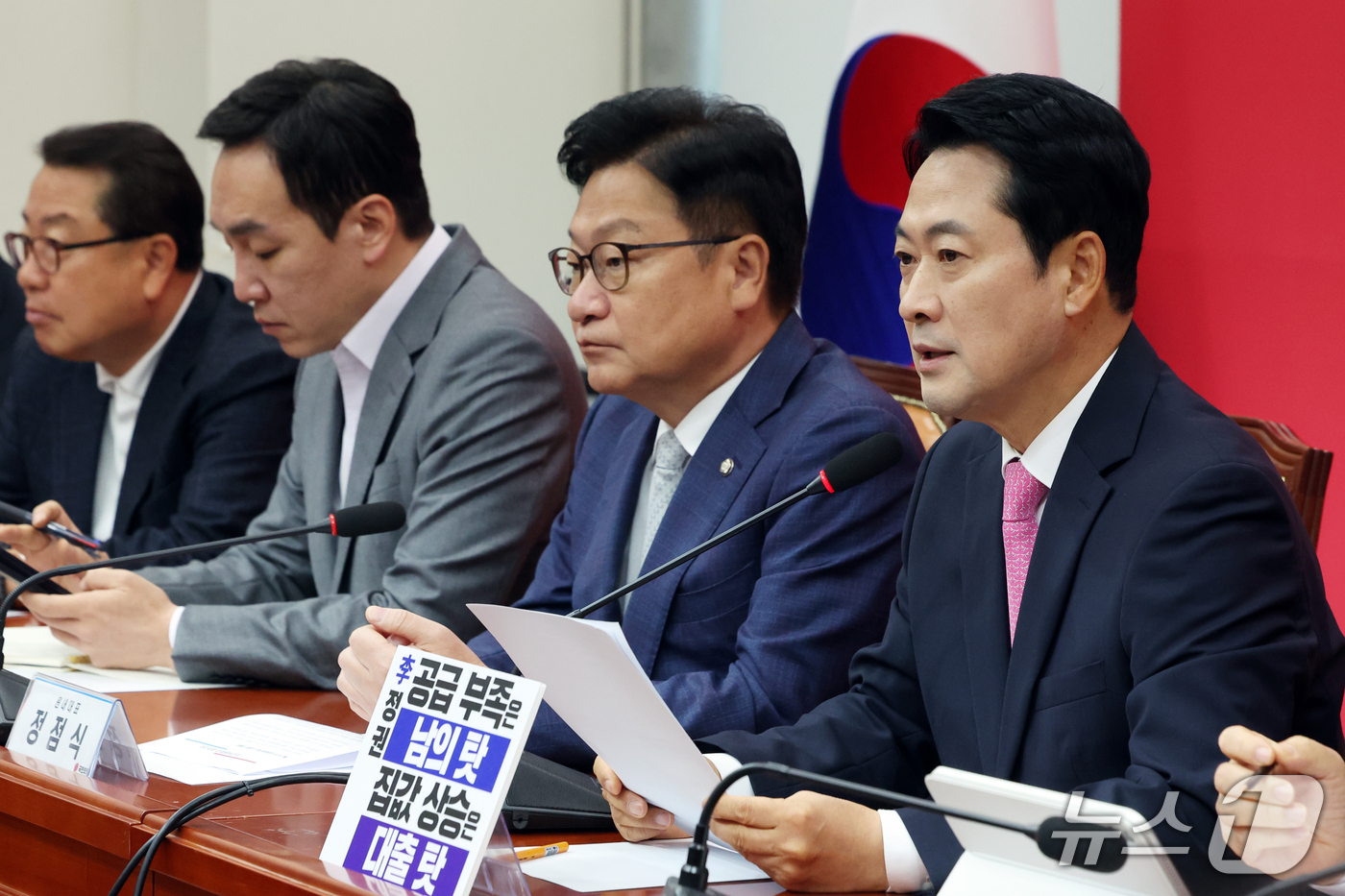 (서울=뉴스1) 황기선 기자 = 장동혁 국민의힘 대표가 8일 오전 서울 여의도 국회에서 열린 최고위원회의에서 발언을 하고 있다. 2026.10.8/뉴스1