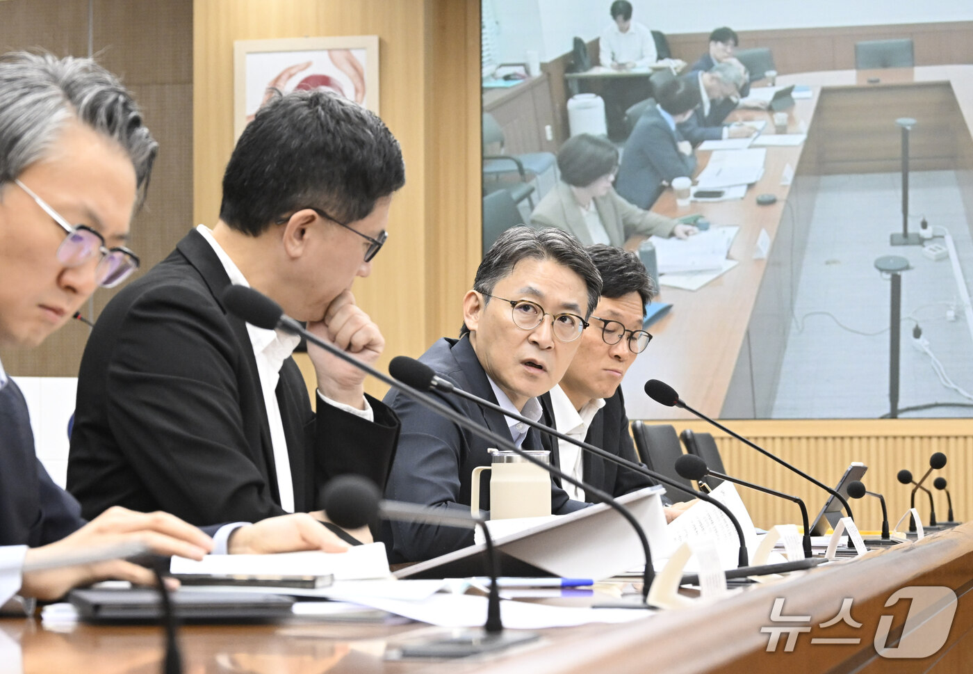 (서울=뉴스1) = 권대영 재정경제부 차관이 8일 정부세종청사에서 열린 '제10차 일자리 전담반(TF)'을 주재하고 있다. (재정경제부 제공. 재판매 및 DB 금지) 2026.10 …
