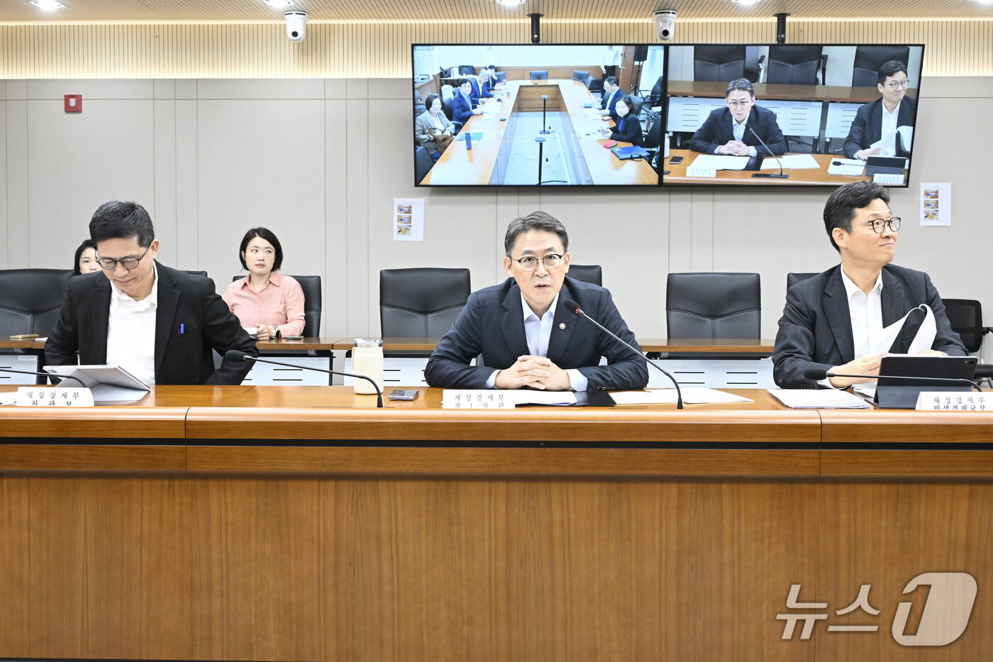 (서울=뉴스1) = 권대영 재정경제부 차관이 8일 정부세종청사에서 열린 '제10차 일자리 전담반(TF)'을 주재하고 있다. (재정경제부 제공. 재판매 및 DB 금지) 2026.10 …