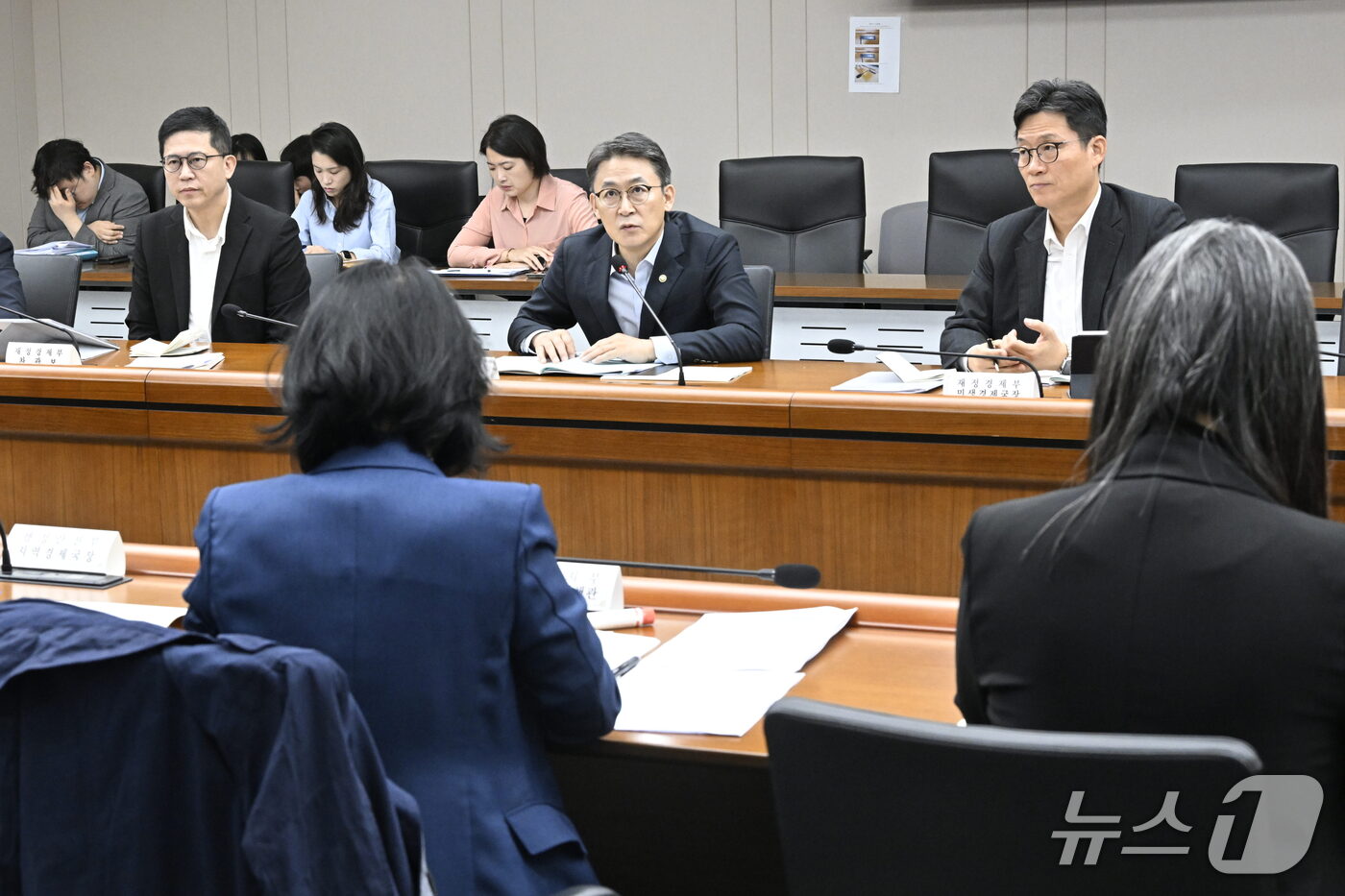 (서울=뉴스1) = 권대영 재정경제부 차관이 8일 정부세종청사에서 열린 '제10차 일자리 전담반(TF)'을 주재하고 있다. (재정경제부 제공. 재판매 및 DB 금지) 2026.10 …