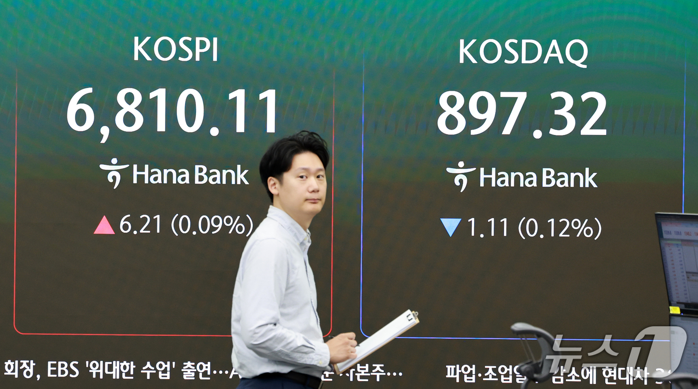 (서울=뉴스1) 이호윤 기자 = 8일 서울 중구 하나은행 본점 딜링룸 전광판에 코스피 등 시황이 표시되고 있다. 이날 코스피는 전일 종가와 비교해 4.78포인트(0.07%) 상승한 …