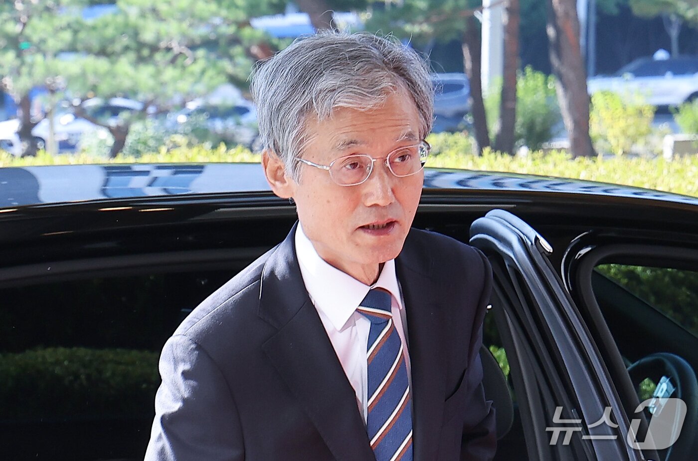 본문 이미지 - 조희대 대법원장이 8일 오전 서울 서초구 대법원으로 출근하고 있다. 2026.10.8 ⓒ 뉴스1 김성진 기자