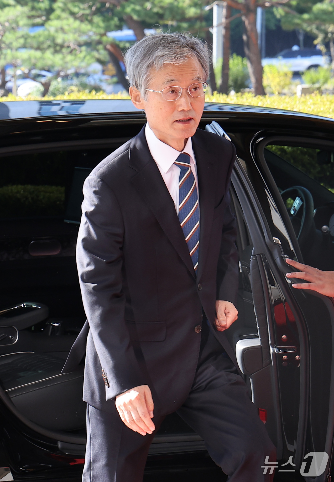 (서울=뉴스1) 김성진 기자 = 조희대 대법원장이 8일 오전 서울 서초구 대법원으로 출근하고 있다. 2026.10.8/뉴스1