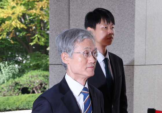 출근하는 조희대 대법원장