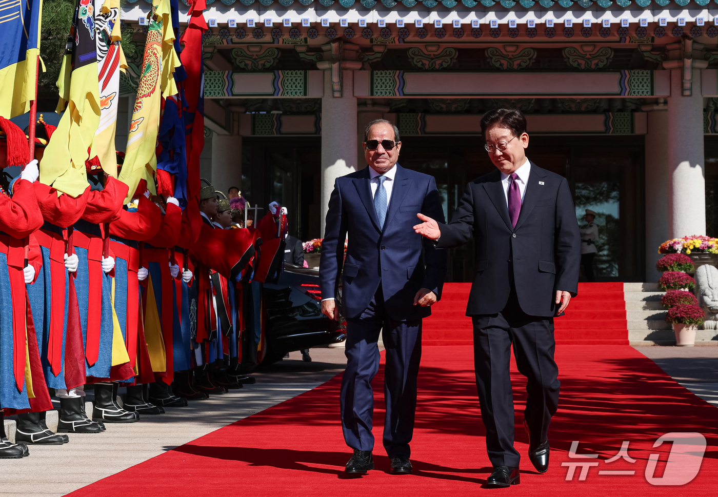 (서울=뉴스1) 허경 기자 = 이재명 대통령과 압델파타 알시시 이집트 대통령이 8일 청와대에서 열린 공식 환영식에 입장하고 있다. 2026.10.8/뉴스1